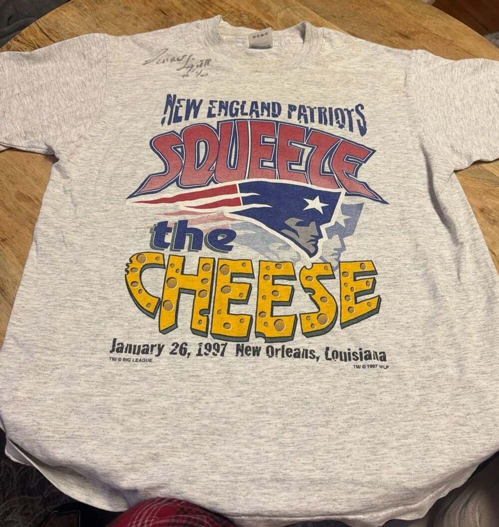 Vintage 1997 New England Patriots Super Bowl XXXI 'Squeeze the Cheese' T-Shirt S